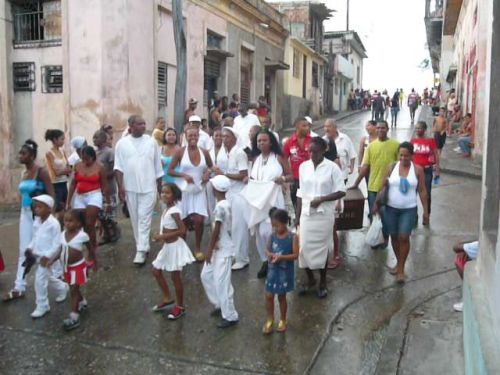 salsa/cuba/voyage2011/padrepico/defile-cumpasas.jpg